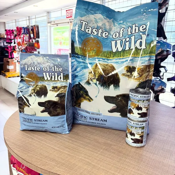 Bolsas de Taste of the Wild en la mesa de la tienda